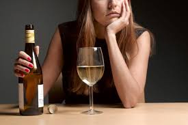 Алкоголь замедляет пищеварение, но не вызывает расстройство желудка.