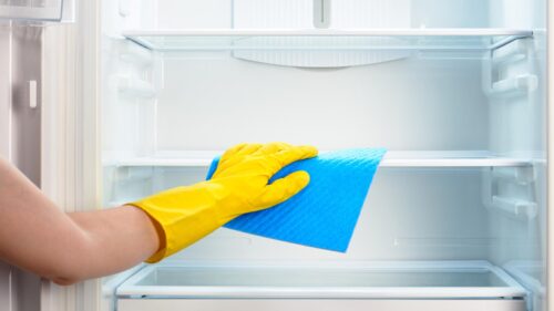Как правильно чистить холодильник?