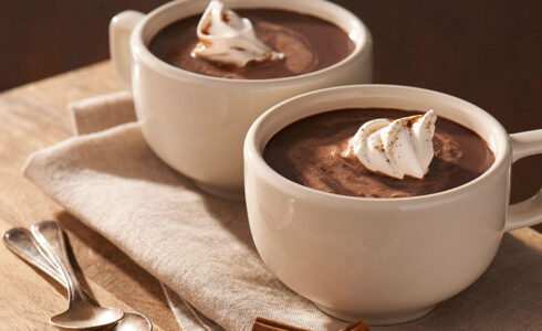 Рецепт горячего шоколада со взбитыми сливками.