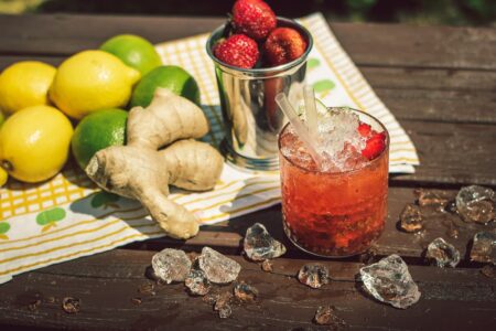 Strawberry Caipiroska - простой напиток с водкой и клубникой.