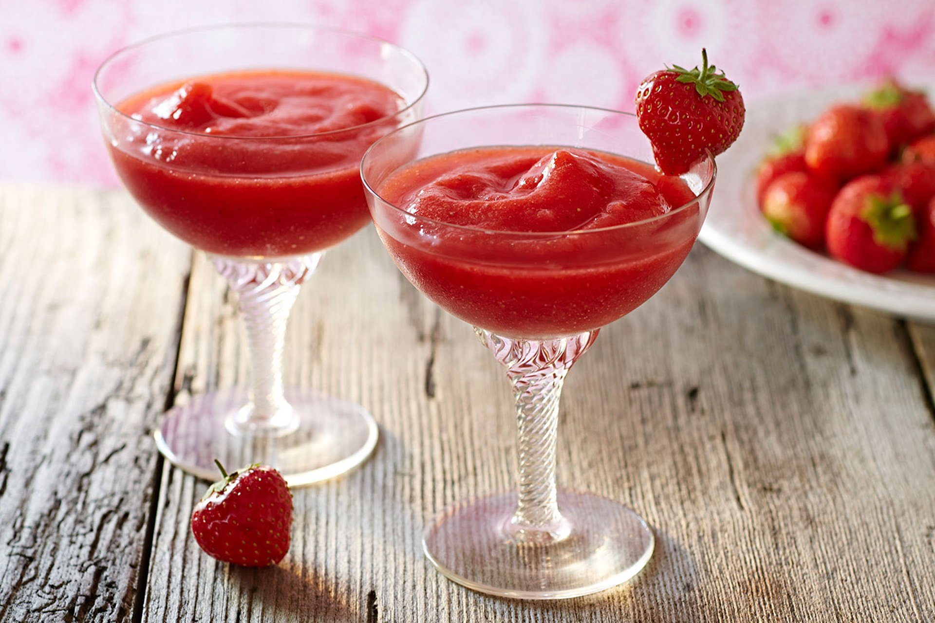 Strawberry Bliss - напиток с ромом и клубникой - Напитки мира
