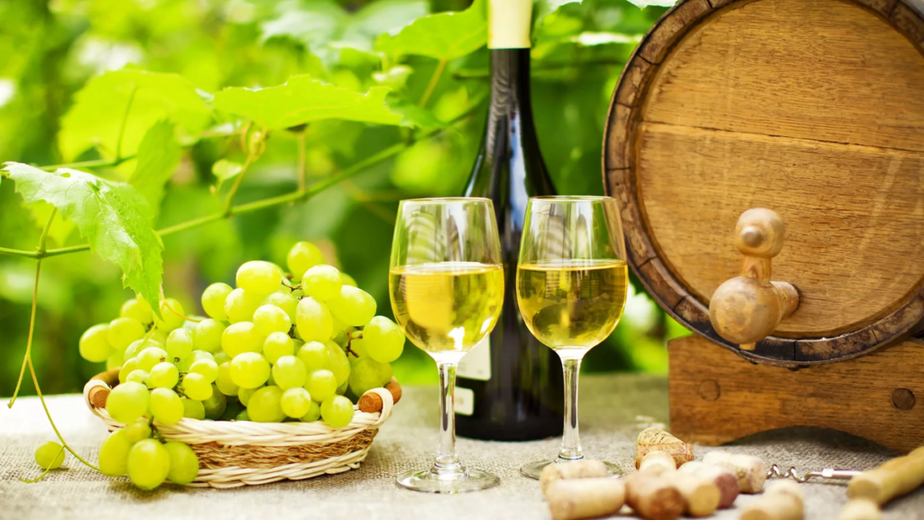 Домашнее вино из винограда, клубники, вишни